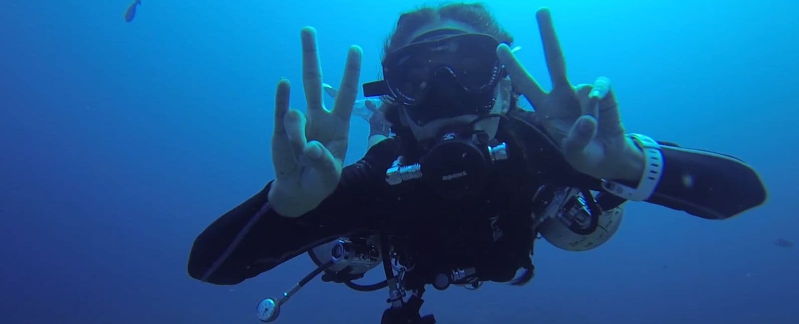 A guide signalling OK to the camera underwater